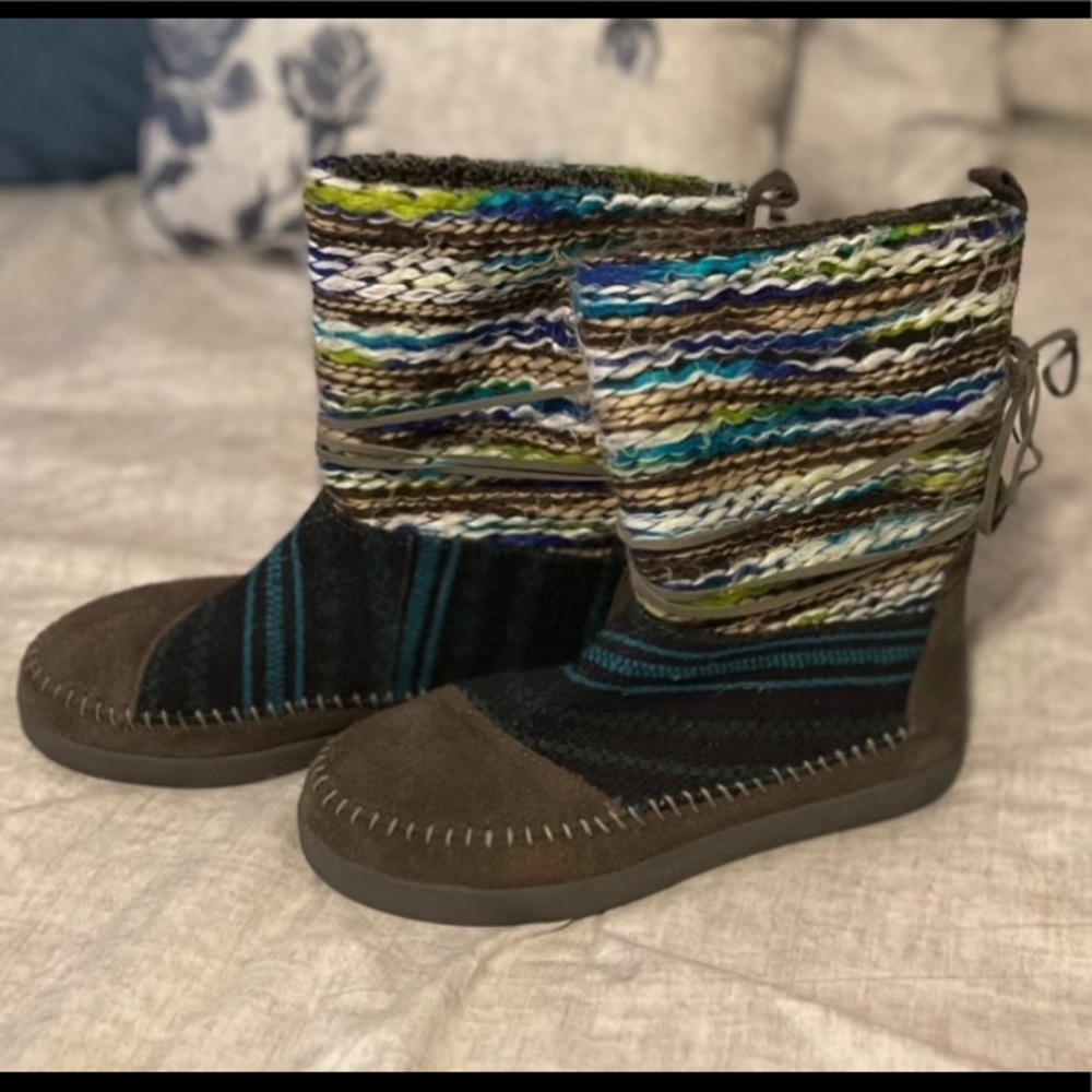 TOM’S boots Size 8